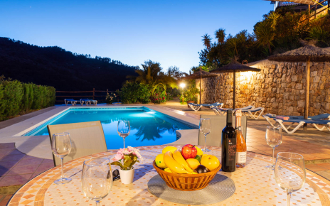 Zona de la piscina de noche